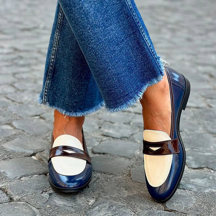 Zweifarbige Damen-Loafer aus Lackleder mit kontrastierenden Details