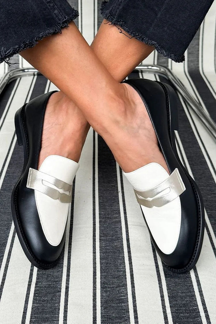 Mocassins bicolores pour femme avec détail de nœud métallique
