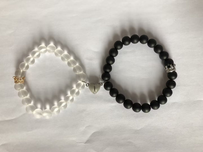Pulseras de pareja hechas a mano con dije de corona, luminiscentes en la oscuridad