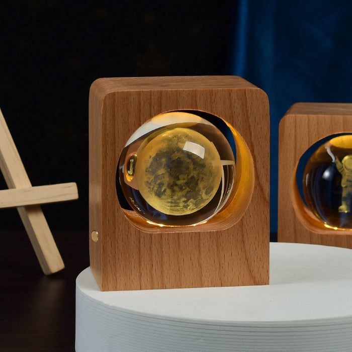 Veilleuse boule de cristal gravée en 3D avec socle en bois de hêtre
