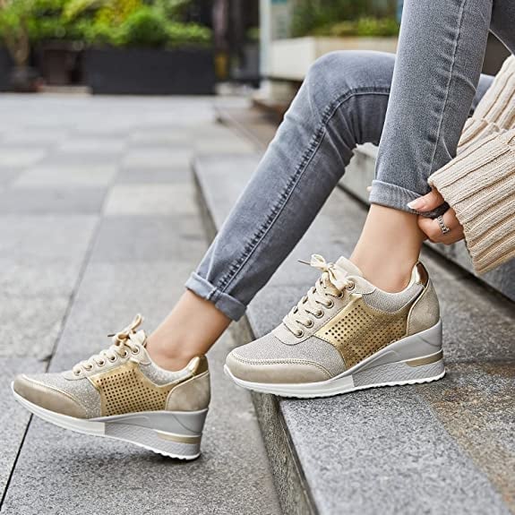 Zapatillas deportivas de mujer con cuña y plataforma perforada