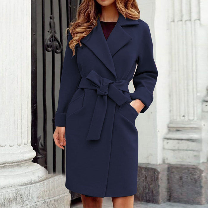 Trench da donna con cintura e colletto con rever a lancia