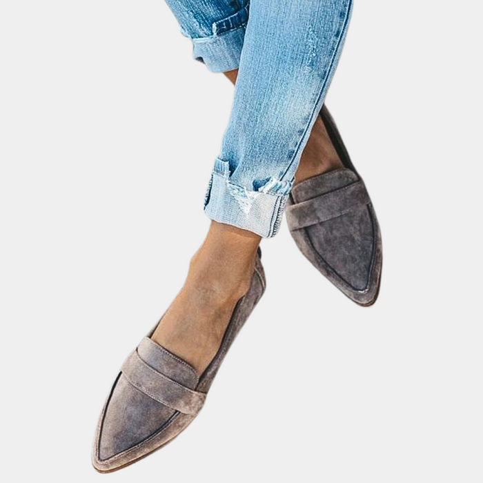 Damesko med spiss tå, slip-on-design og remdetalj