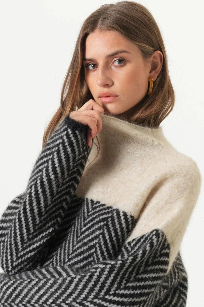 Pull à chevrons pour femme avec empiècements contrastés et col montant