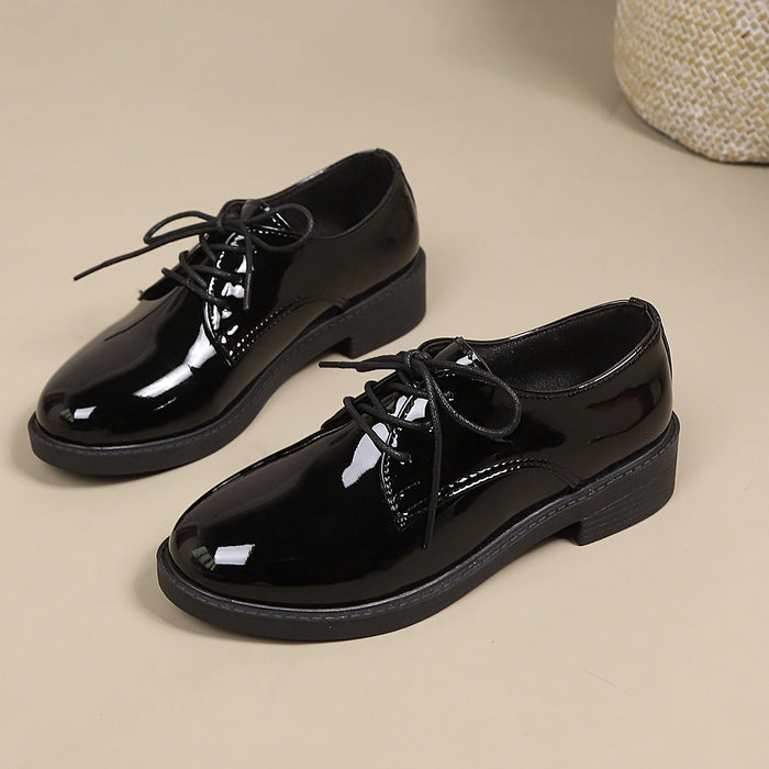 Scarpe derby da donna in vernice con allacciatura e suola a contrasto