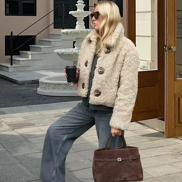 Kort teksturert jakke for dame med knappdetalj