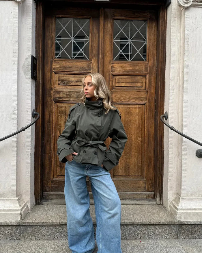 Kort trenchcoat för kvinnor med skärp, hög krage och figurnära passform