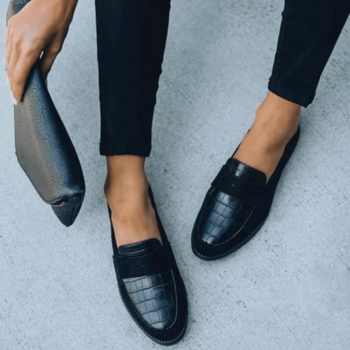 Damskor i loafermodell med krokodilmönster och slip-on-design