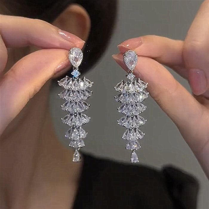 Brincos pendentes de árvore de Natal com zircões brilhantes para mulher