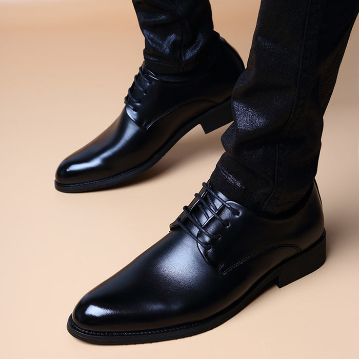 Herren-Schnürschuhe im britischen Stil mit spitzer Zehenpartie und Absatzhöhenerhöhung