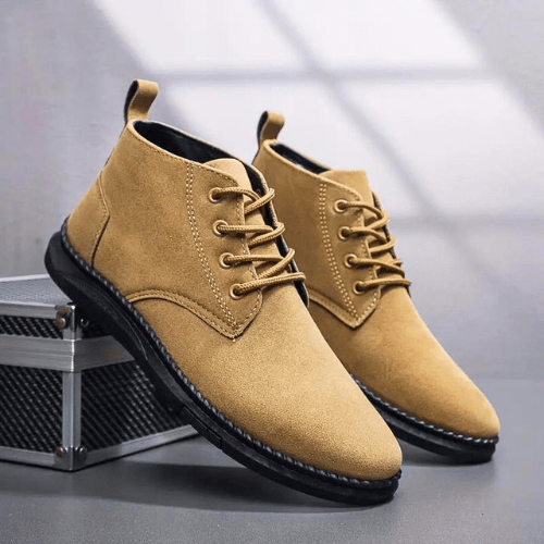 Botas chukka de homem com atacadores e sola contrastante