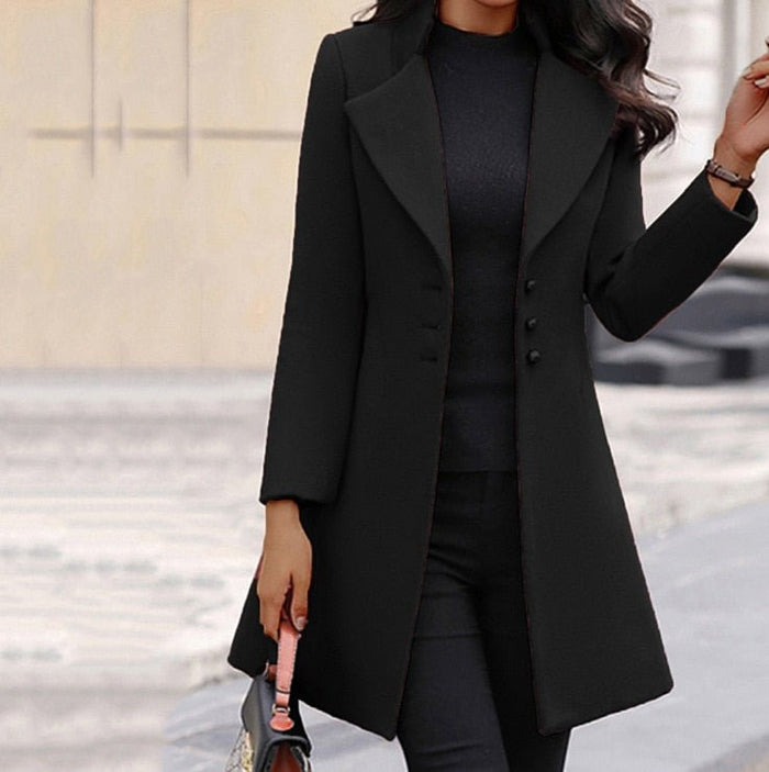 Cappotto elegante da donna con colletto a revers e bottoni lucidi