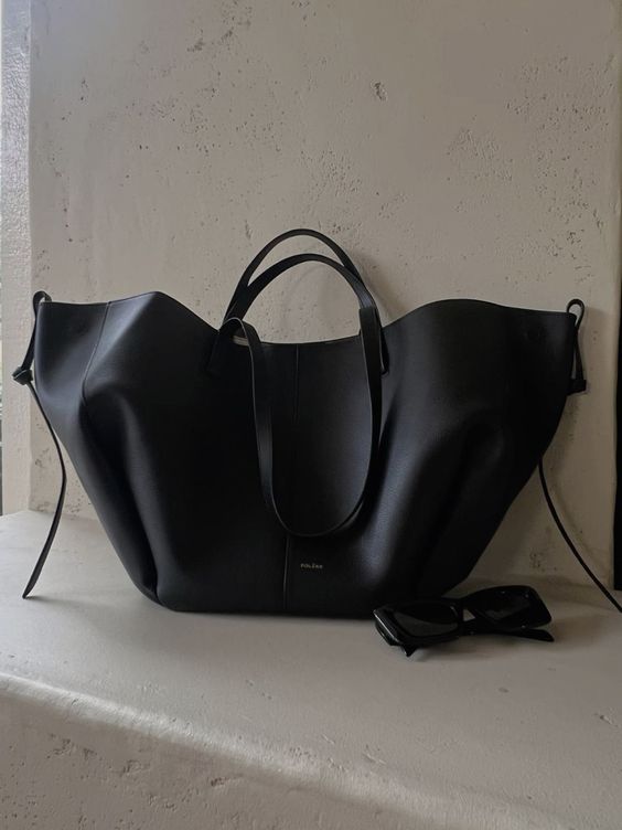Women's Vintage Tote Bag with Secure Closure and Shoulder Straps