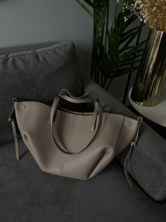 Women's Vintage Tote Bag with Secure Closure and Shoulder Straps